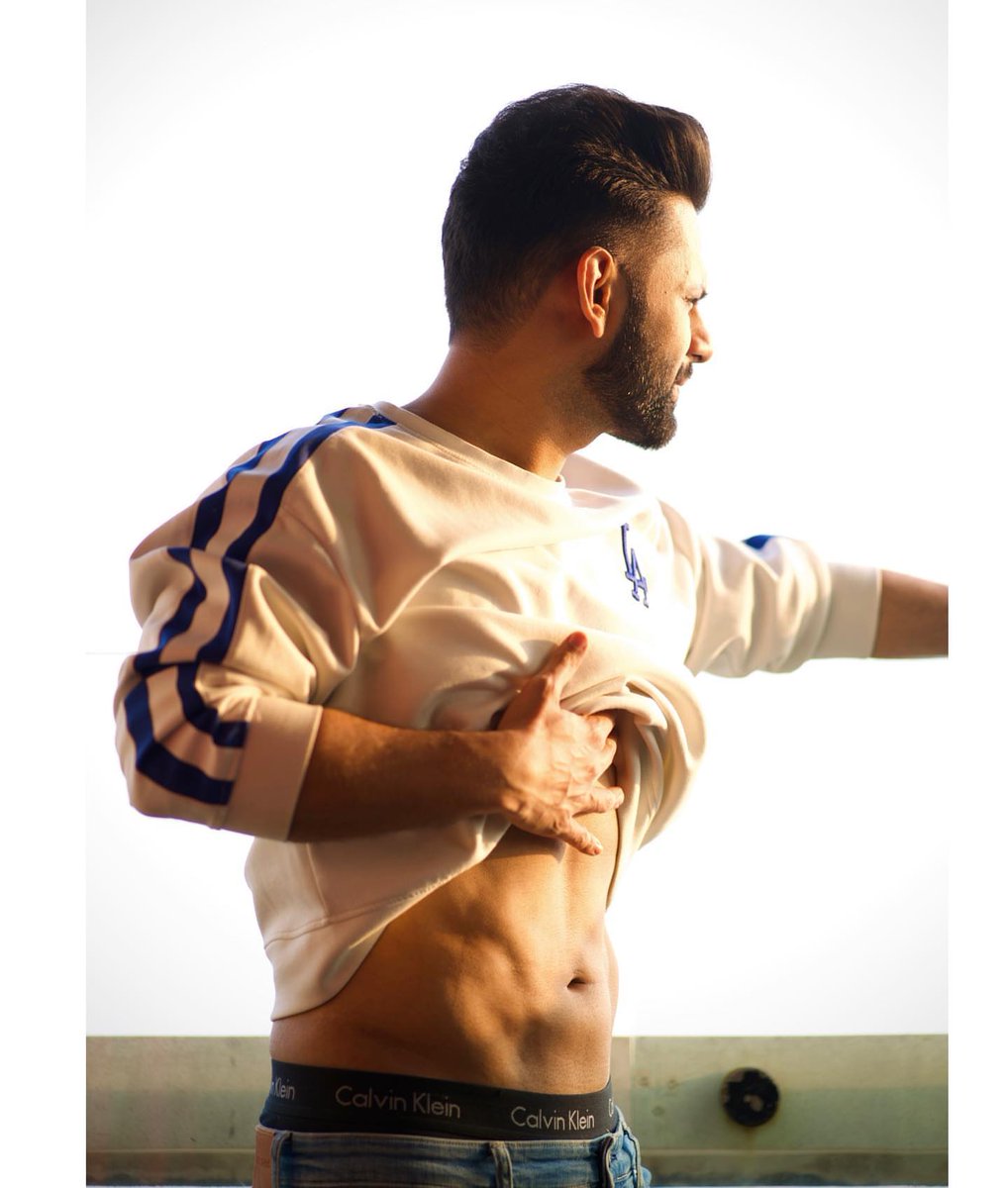 BiggBoss_Tak's tweet photo. #RahulVaidya opens up about his new fitness routine

"In October last year, I told myself, Enough, now I really want to get fit &amp; have a physique like never before. 
I got into it, started with a disciplined routine, a healthy diet &amp; a workout regime. (1/3) https://t.co/x46nYBVl7i