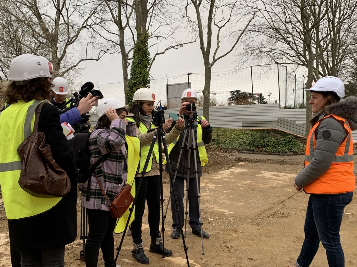 LMHabitat's tweet photo. Les médias s’intéressent à la fin du chantier de démolition de l'UC1 ce mardi sur le quartier de #Parilly à @VilleDeBron : plus que quelques jours avant que la pelle grand bras achève de grignoter ce qu'il reste de ce bâtiment de 230 m de long  #renouvellementurbain #NPNRU https://t.co/QqGkhAr3A8