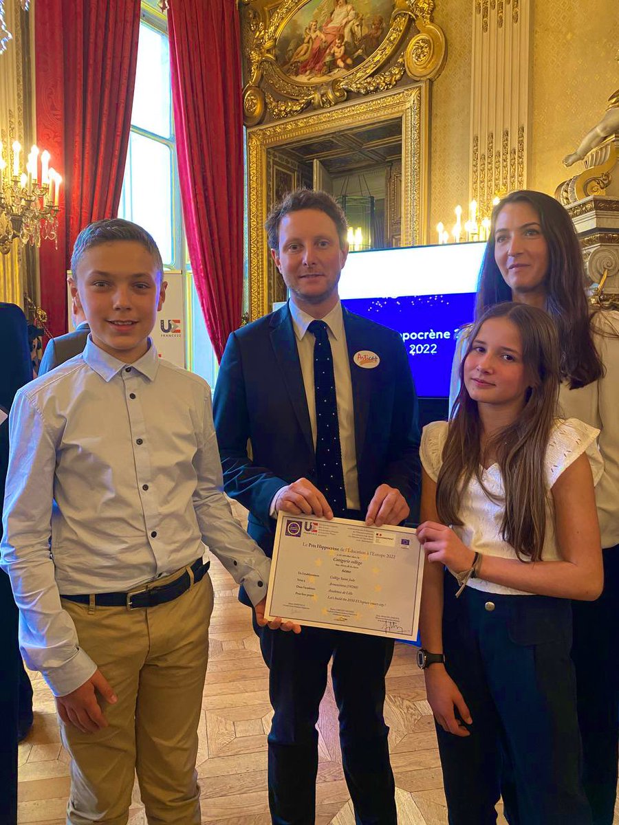 #Jeunesse | Heureux d’avoir remis, avec <a href="/jmblanquer/">Jean-Michel Blanquer</a>, le prix Hippocrène pour l’éducation à l’Europe.

Rencontrer des élèves de primaire, de collège et de lycée, si engagés, me donne toujours beaucoup d’espoir : ils porteront l’Europe avec fierté. Bravo ! #PFUE2022 🇫🇷🇪🇺