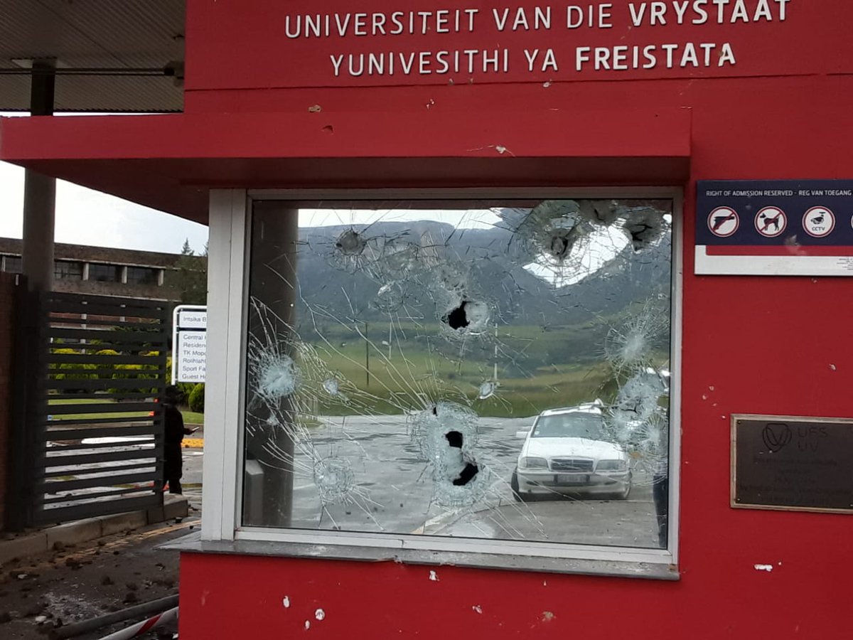 _ArriveAlive's tweet photo. Two students charged with public violence and damaged property at a University https://t.co/tyh2BL1Zmq
#ArriveAlive #PublicViolence #DamagedProperty #Students @SAPoliceService https://t.co/E0q3fpOAVG