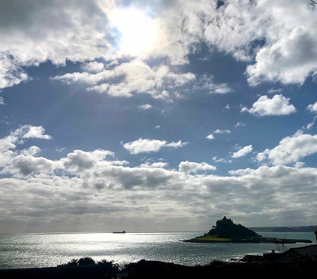 Looks like spring is on its way 🌞
.
.
.
#marazion #spiring #stmichealsmount #mountsbay #cornwall #southwestcoastalpath #vegetariancafe #seaside #islandlife #blueskies #blueskiesandsunshine #coastalwalks #coastalphotography instagr.am/p/CbHyagzsyaT/