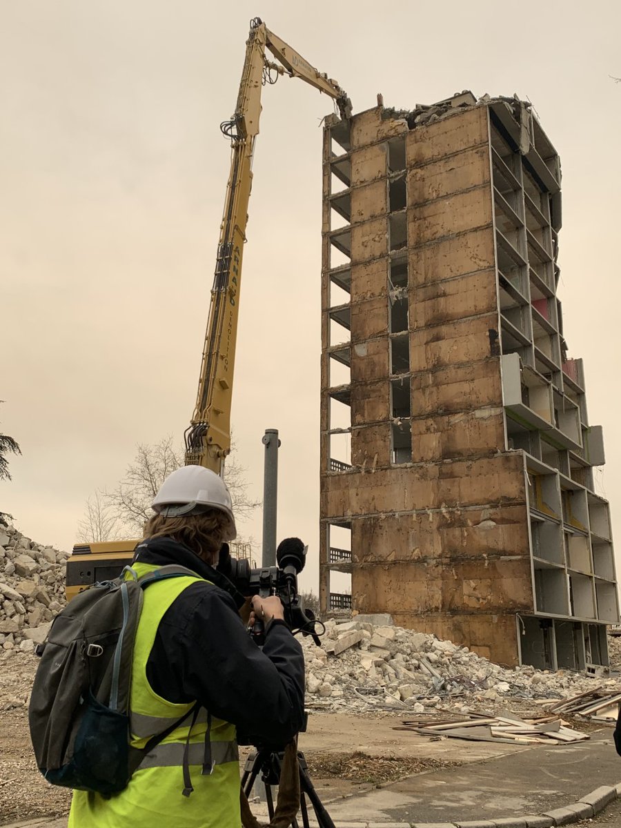 LMHabitat's tweet photo. Les médias s’intéressent à la fin du chantier de démolition de l'UC1 ce mardi sur le quartier de #Parilly à @VilleDeBron : plus que quelques jours avant que la pelle grand bras achève de grignoter ce qu'il reste de ce bâtiment de 230 m de long  #renouvellementurbain #NPNRU https://t.co/QqGkhAr3A8