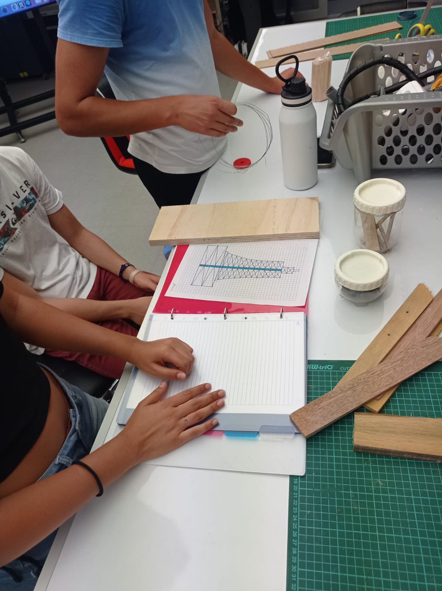 Our students designing earthquake proof houses in the #makerspace Living in Lima, earthquakes are a constant threat. #fdrrocks
