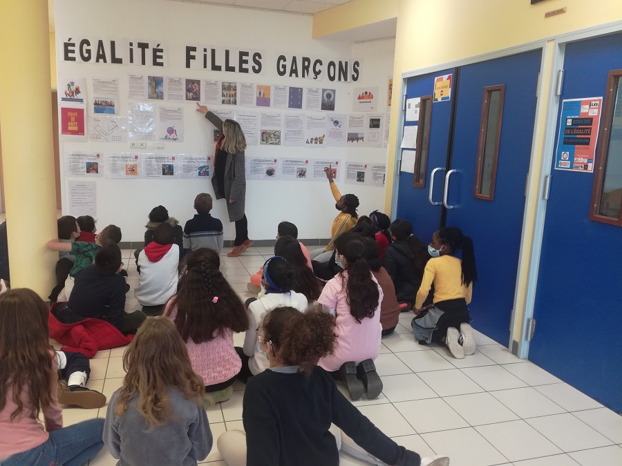 CollegelouiseM's tweet photo. Productions d’élèves sous forme de photos, de textes, de dessins, panneaux prêtés par nos partenaires et affiches sont au cœur de l’exposition pour poursuivre le travail autour de l’#EgaliteFH @OrientationNdie @cidff61 @canope_61 @SantePubliqueFr #ONUWomen #UNWomen @ac_normandie https://t.co/j7FxxXU9Fk