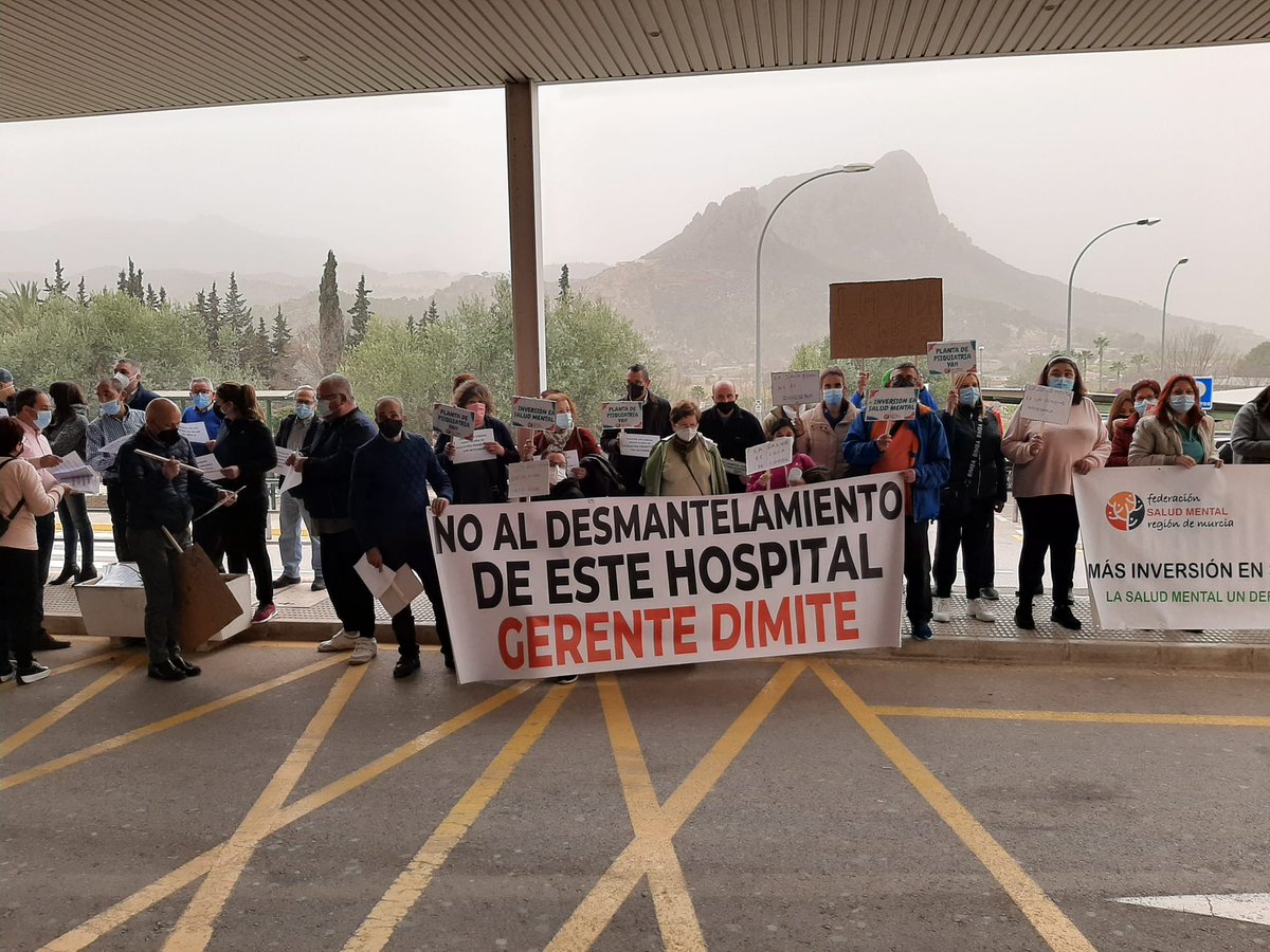 PlataformaHosp's tweet photo. Movilizaciones en contra del desmantelamiento de servicios en el hospital Comarcal de Cieza 
#GerenteDimisión https://t.co/GqLev8L6ll