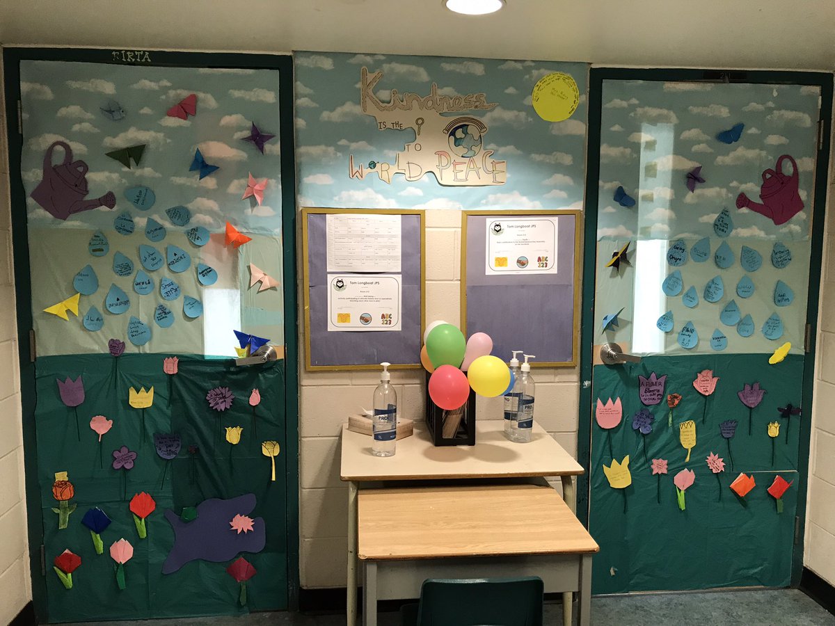 TomLongboatPS's tweet photo. The students worked together to design their classroom master pieces. https://t.co/n2b8LuhVLN