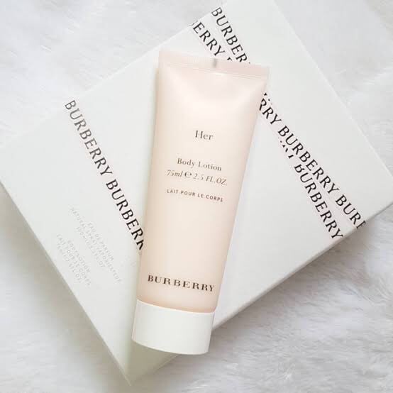 goodboy1soflty's tweet photo. Body Lotion Burberry Her EDP 75ml 
✔️490฿
ครีมน้ำหอมสไตล์ฟลอรัลอมหวาน คุณหนูดูแพง กลิ่นแบบหอมมากไม่ไหวราชนิกุลมาก
#น้ำหอมแบ่งขาย #ส่งต่อคสอ #รีวิวน้ำหอม #น้ำหอมแท้ #HowtoPerfect #ชี้เป้าโปรถูก #น้ำหอม #ครีมน้ำหอม #ส่งต่อสกินแคร์ https://t.co/gMERvHt5r7