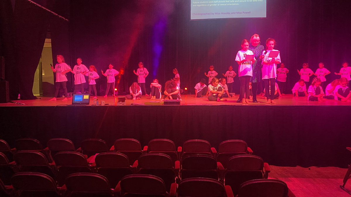 OakhillPrimary1's tweet photo. Rehearsals are complete for tonight’s dance show at @RegandVic. Our pupils are going to be amazing as ever!  @StokeSport @StokeCEP @BeeActiveStaffs #weloveoakhill #dance https://t.co/9s1aLXN0jv