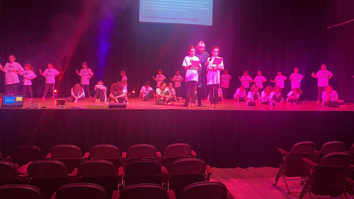 OakhillPrimary1's tweet photo. Rehearsals are complete for tonight’s dance show at @RegandVic. Our pupils are going to be amazing as ever!  @StokeSport @StokeCEP @BeeActiveStaffs #weloveoakhill #dance https://t.co/9s1aLXN0jv