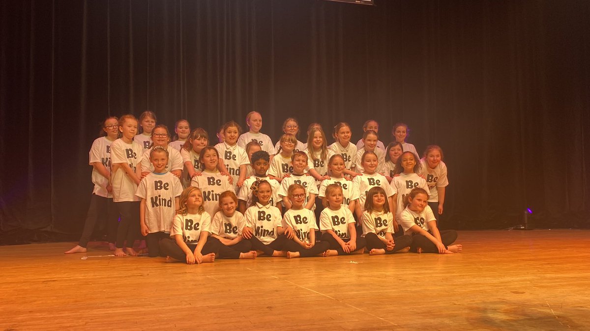 OakhillPrimary1's tweet photo. Rehearsals are complete for tonight’s dance show at @RegandVic. Our pupils are going to be amazing as ever!  @StokeSport @StokeCEP @BeeActiveStaffs #weloveoakhill #dance https://t.co/9s1aLXN0jv
