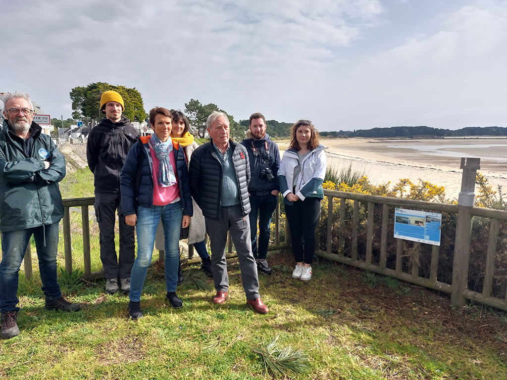 latrinitesurmer's tweet photo. 🌿[ENVIRONNEMENT]📸
Un borne CoastSnap a été installée à la plage du Men-Dû permettant de surveiller l’évolution de la dune et d’anticiper le recul du trait de côte, dû à la montée des eaux. 
#OCLM  #AQTA #littoral  #UBS
Toutes les informations sur le site internet de la mairie. https://t.co/2W0zf1U7Z5