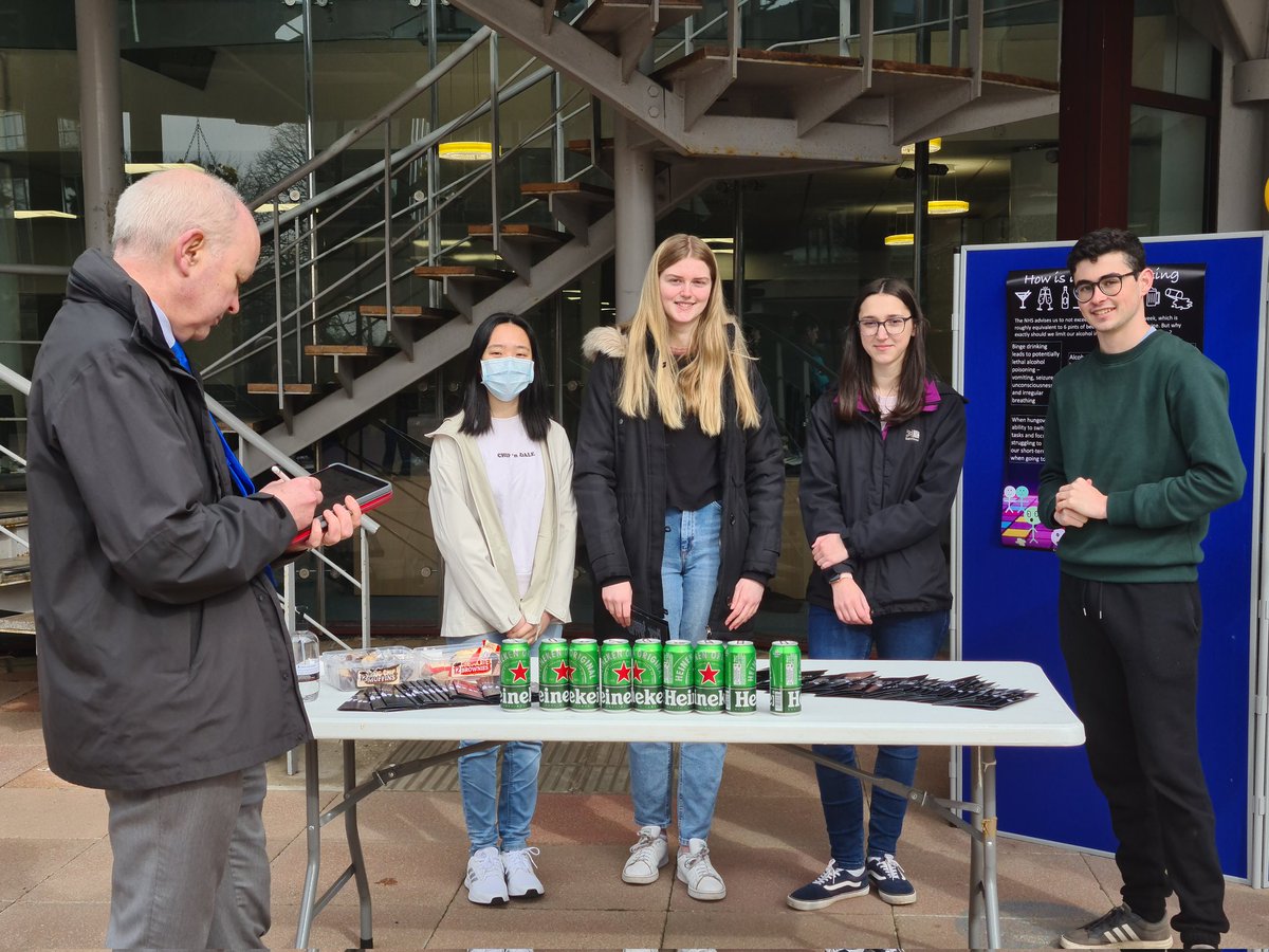 AngMitch2's tweet photo. MPharm1 students @PharmUnivBath running health fair stalls on the parade @UniofBath promoting lifestyle &amp; general health information as part of @thesubath Be Well Week

#pharmacy #futurepharmacists #healthpromotion #BeWellWeek https://t.co/BjWqwRyBUk