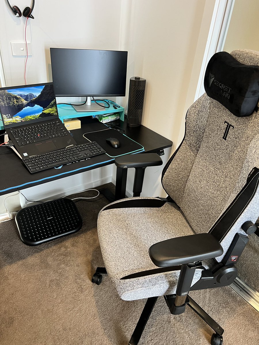himziitm's tweet photo. New setup #secretlab .Work from home. This @secretlabchairs chair is so awesome, making WFH easy, flexible and comfortable. Dream come true. 😇😊 https://t.co/OdvVF4WbbB