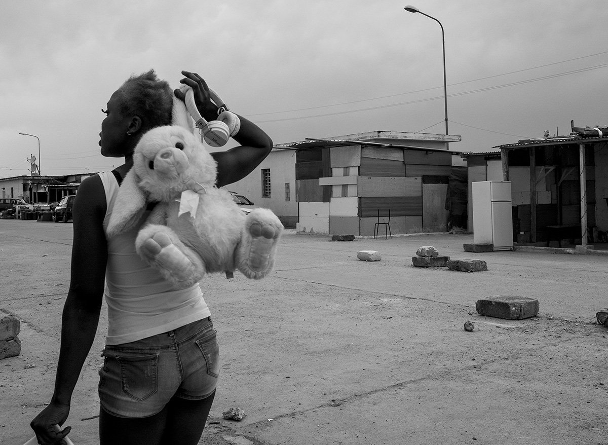 EnriCanaj's tweet photo. For Ukraine I’m offering a picture from “Say goodbye before you leave "for the Magnum Square Print Sale. Signed. $100. Magnum photographers will be donating 50% of their proceeds from the sale to the International Committee of the Red Cross.
https://t.co/qzLfwJXjBB https://t.co/ABMSxeHpcm