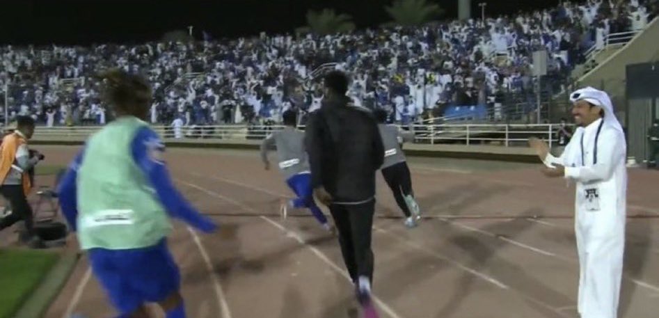 👈هـل تذكرون المصوّر عليَّ عمر <a href="/3loooly24/">علي عمر - الملكي 💚</a> الذي سحبوا بطاقته بسبب فرحته بهدف أهلاوي ..!؟
👈👈ثم ماهو الفرق بين فرحة مصوِّر، وفرحة مُحلِّل يُصفقُ على المضمار، وفي مكان ليس بمكانه أثناء المُباراة ..؟
#بس_اقول #الاهلي