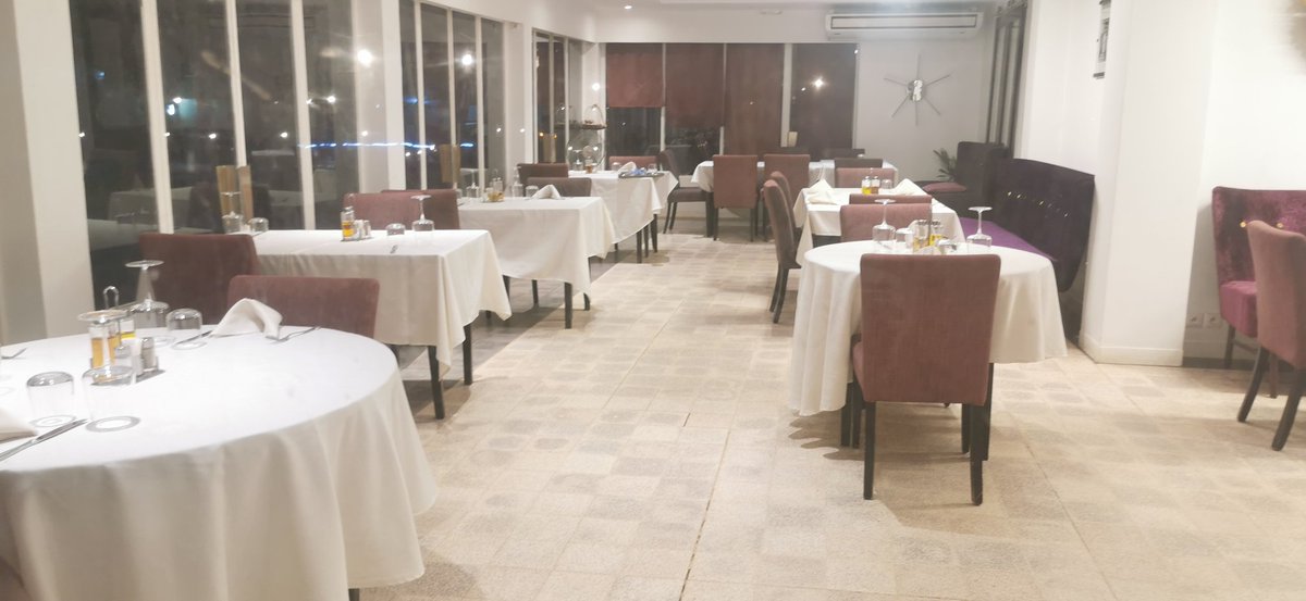 Ma découverte de Niamey : <a href="/Les_RoniersDoum/">Hôtel Les Roniers Doum</a>. Superbe hôtel avec des chambres et studio en bungalow. Merci <a href="/oumou_kane/">O.K❤🧡</a> pour la découverte. Prochaine visite à Niamey, j'ai déjà mon coin.
Ah oui !!! Les brochettes + ataya à 18h 😭
Ayez des Oumou Kane dans vos vies, pauvres gens !