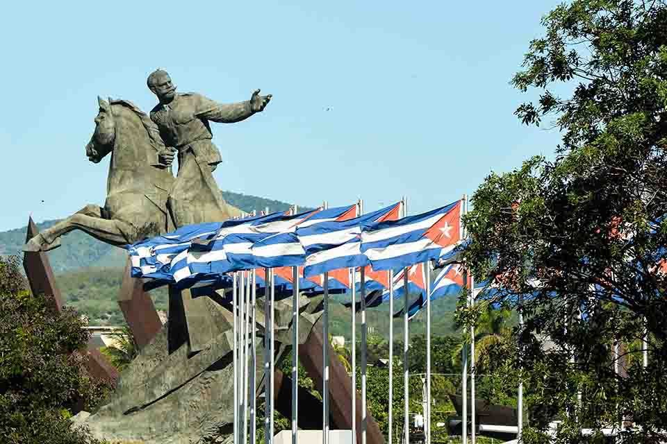 cubacooperaven's tweet photo. Los colaboradores de la Misión Médica Cubana en #Venezuela fieles a su Patria.

#CubaViveEnSuHistoria #CubaPorLaVida #CubaCoopera #HéroesDeLaSalud 

@MINSAPCuba @cubacooperaven @PardoRegla @japortalmiranda @ZAxTi https://t.co/xLKlHENgvF