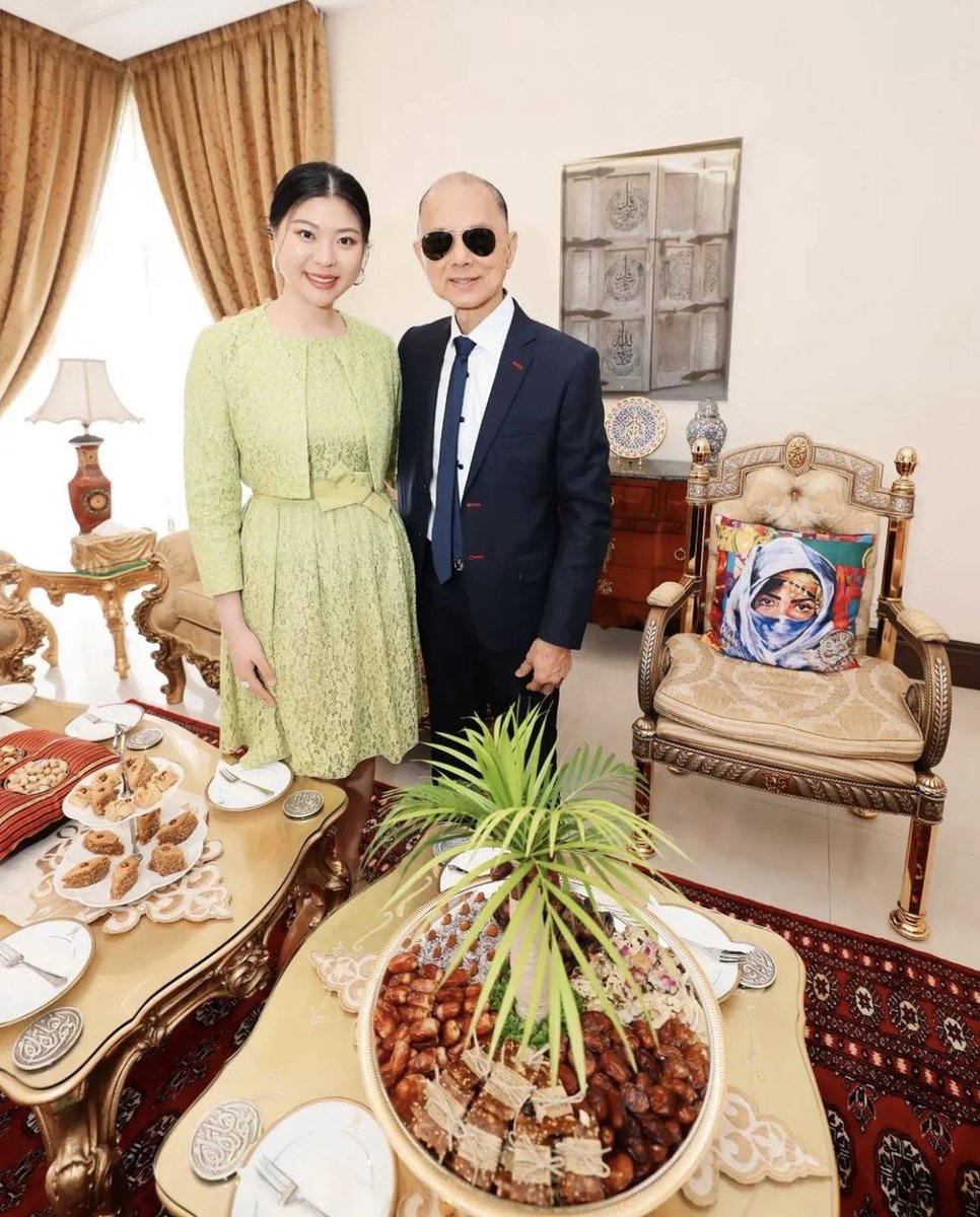 8sianMagazine's tweet photo. 💥8SIAN x RAFFLESIA QIPAO

This ONE OF A KIND piece by Jimmy Choo’s protégé Peony Sin will be sold at MVFW @decentraland!🤯

The buyer will receive 3 items - digital wearable, physical &amp; authenticity card (physicals SIGNED by Jimmy Choo &amp; Peony Sin)👀

#8SIAN1ETH #NFT #Metaverse https://t.co/V2QdZrFHIU
