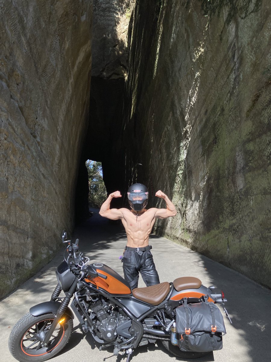 bikmus's tweet photo. 有名な切り通しトンネル https://t.co/KR7Tgzi0o2