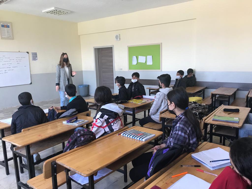YesilayUrfa's tweet photo. Türkiye Bağımlılıklarla mücadele (TBM) kapsamında Yeşilay Şanlıurfa Şubesi ve  İl Milli Eğitim Müdürlüğü işbirliği ile okul eğitimlerimiz devam ediyor. #TBM #Yesilay  #Sanliurfa #Yesilayurfa @sanliurfammem63 @Abdullah_Erin47 https://t.co/3DjEv4PUHG