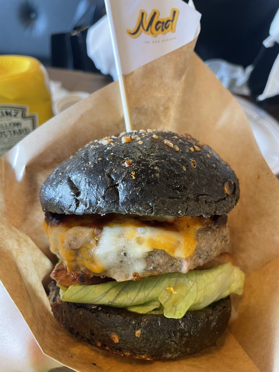 hiro19781031's tweet photo. ハンバーガー食べた後でも腹筋はギリギリ割れてました^ ^
#腹筋
#トレーニング https://t.co/tVOdVpy53q