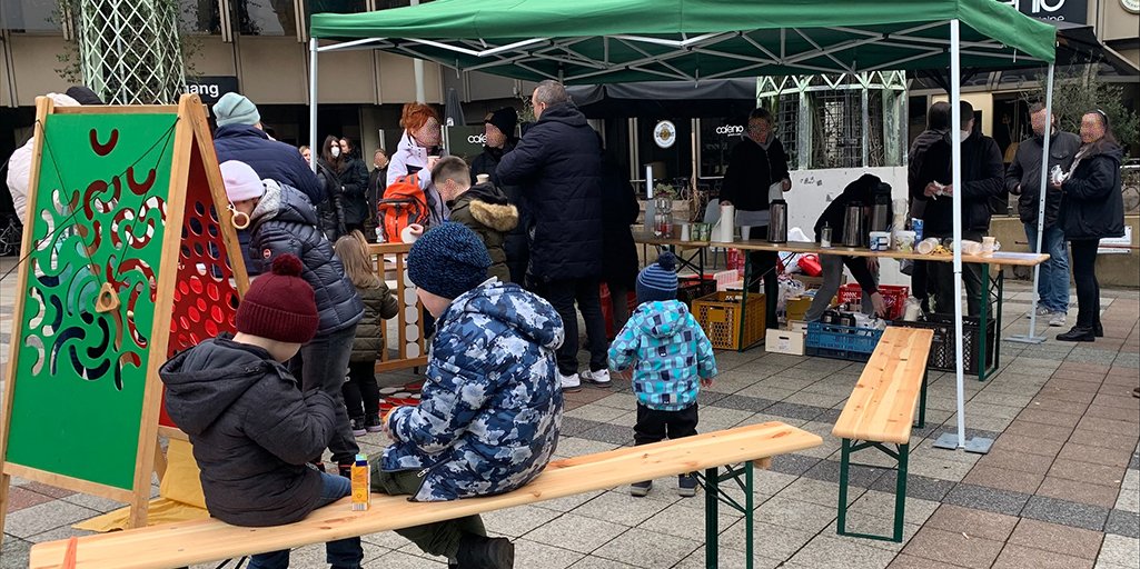 KircheBielefeld's tweet photo. Unsere Evangelische Jugend Bielefeld war heute mit warmen Getränken, belegten Brötchen und Spielangeboten für Kinder auf dem Rathausplatz, um aus der Ukraine geflüchteten Menschen, die auf einen Termin im Rathaus warteten, zu begrüßen. #evangelischinbielefeld #ukraine https://t.co/YPRRgwoXFR