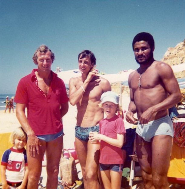 Bobby Moore, Johan Cruyff e Eusébio juntos numa praia do Algarve, no início dos anos 70. 

📸 John Wilson.
