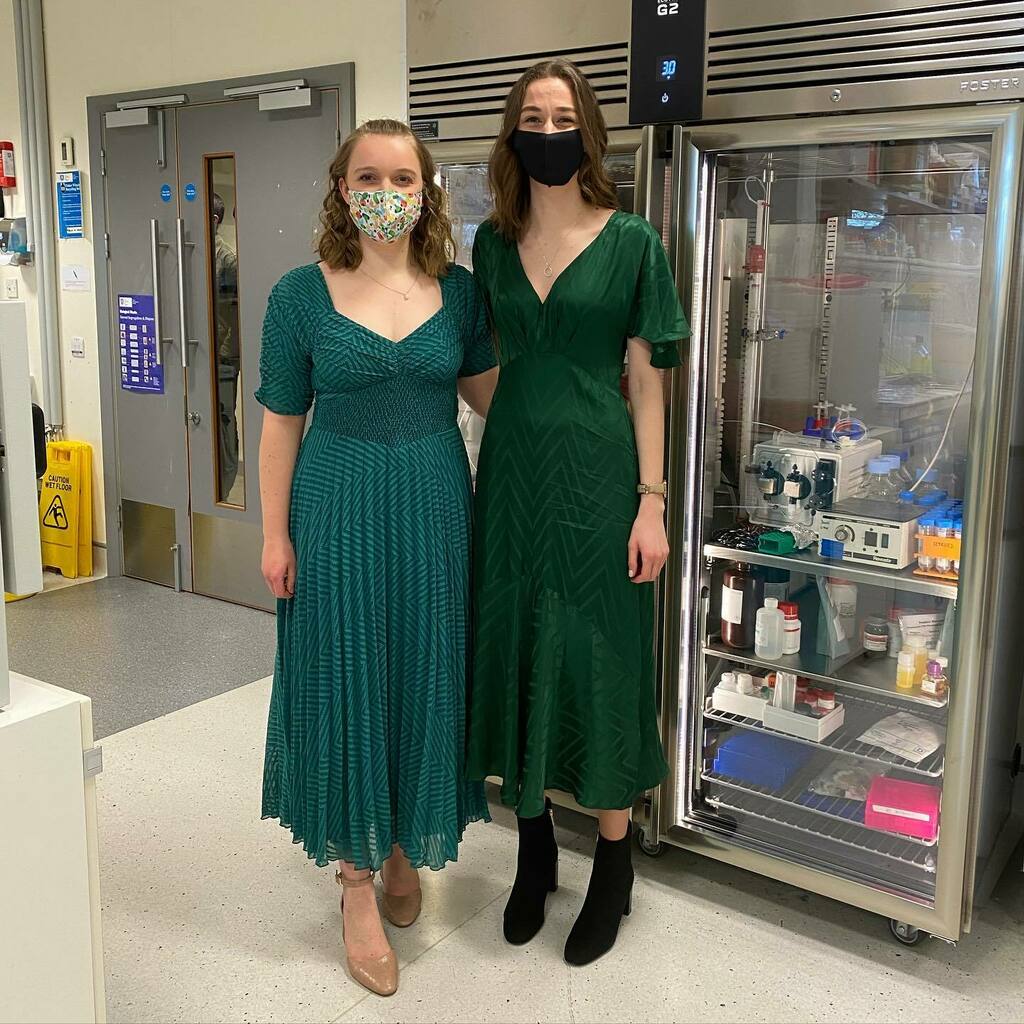TwelvetreesLab's tweet photo. We had some very glamorous VIP guests in the lab on Friday. Almost two years to the day since Becca and Annie’s final year UG projects were cut short by the pandemic, they finally got their graduation ceremony! 👩‍🎓 👩‍🎓 🧬 ⭐️ https://t.co/PEu75eWF5X https://t.co/hOaxc5thQT