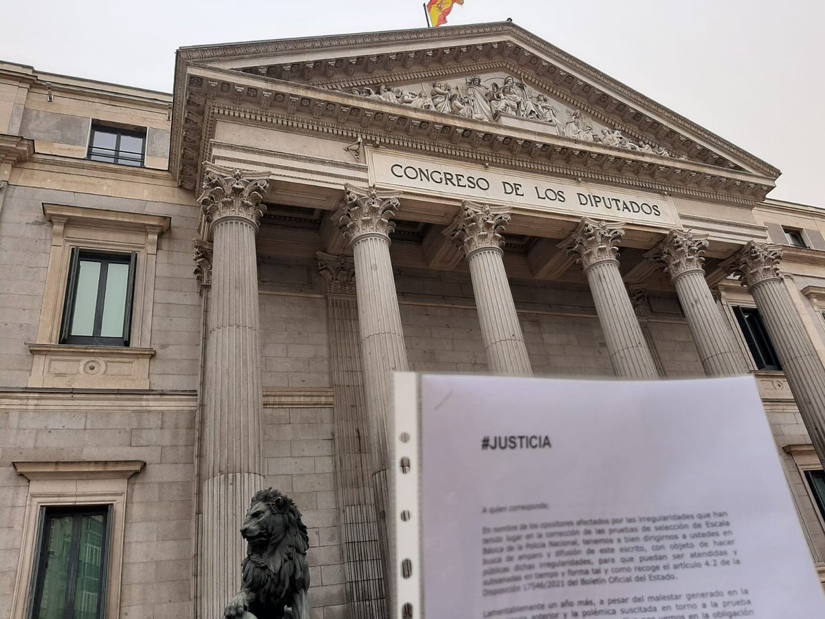 Reus_Miguel11's tweet photo. Si no luchamos por nuestros derechos, ¿Cómo vamos a defender los derechos de los demás?  👮🚓🚔
Imagen de una compañera esta mañana presentando nuestra queja ante el Congreso de los Diputados, ¡gracias! 
@Justicia38PN #Justicia38 #Luchar https://t.co/tiL4Vc5bKH