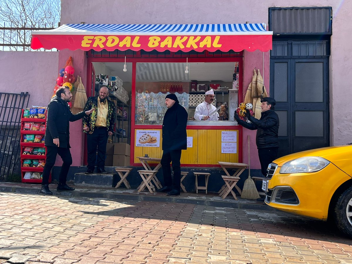 LeylaileMecnun's tweet photo. Neemiş? Yeni sezonda aynı karedeler miymiş? 👀🥳

#LeylaileMecnun #EXXEN’de
https://t.co/vJJeF8a9i3’a gir, üye ol ve hemen izle 💛
@exxentr @atayaliko @serkoperko @mcengizbozkurt @taylan1789 @osmansonant https://t.co/NZxdZYibqY