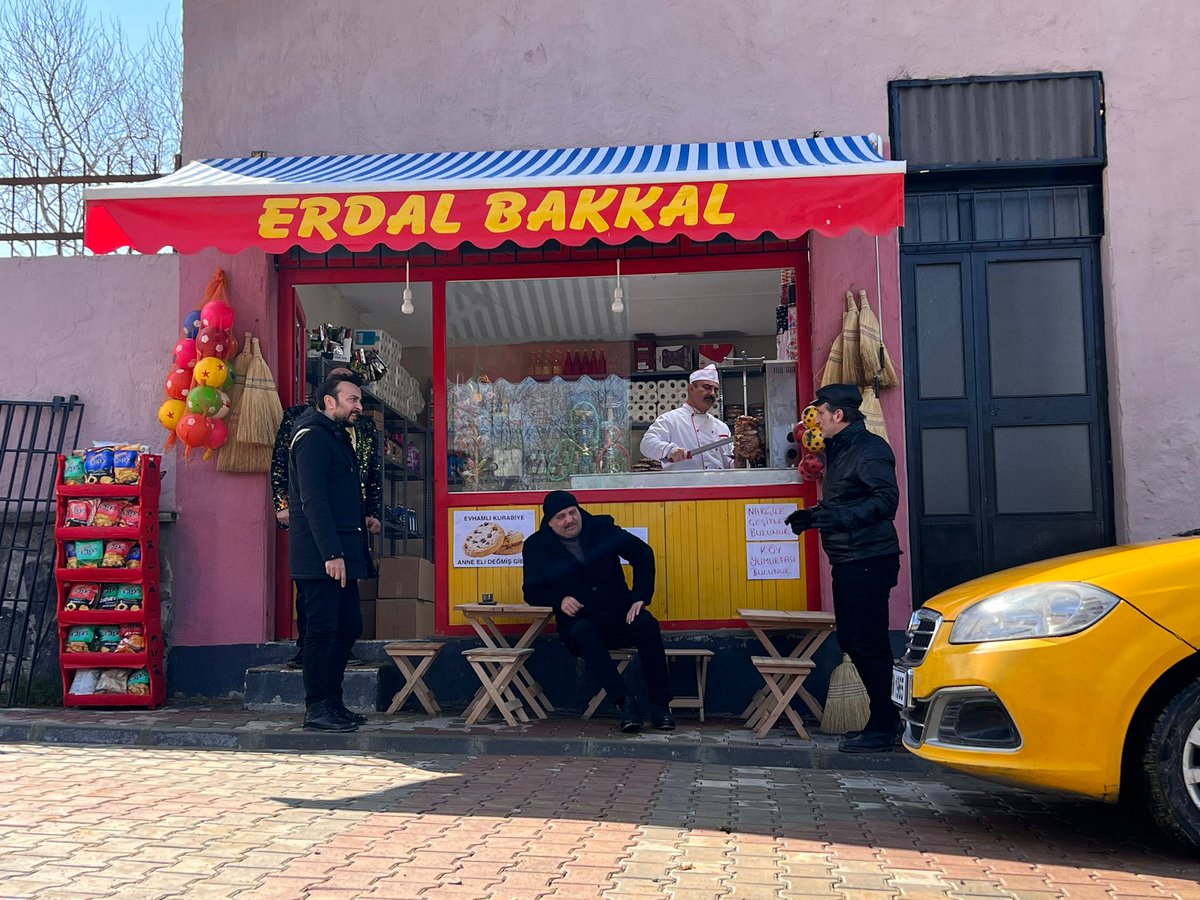 LeylaileMecnun's tweet photo. Neemiş? Yeni sezonda aynı karedeler miymiş? 👀🥳

#LeylaileMecnun #EXXEN’de
https://t.co/vJJeF8a9i3’a gir, üye ol ve hemen izle 💛
@exxentr @atayaliko @serkoperko @mcengizbozkurt @taylan1789 @osmansonant https://t.co/NZxdZYibqY