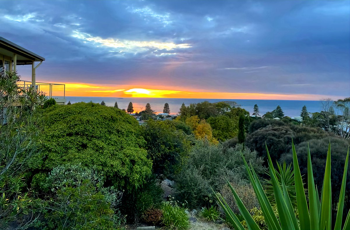 Peramour8's tweet photo. Nature- showing off her beauty!

We must forgive her flashy flaunting of felicity

Joy is the most enticing thing she wears, intensifying the perfection underneath

Hard to be humble when you're this #Magnificent

Her #love is extravagance without arrogance

#POEMS #poem #sunsets https://t.co/Ydwo3r09uw