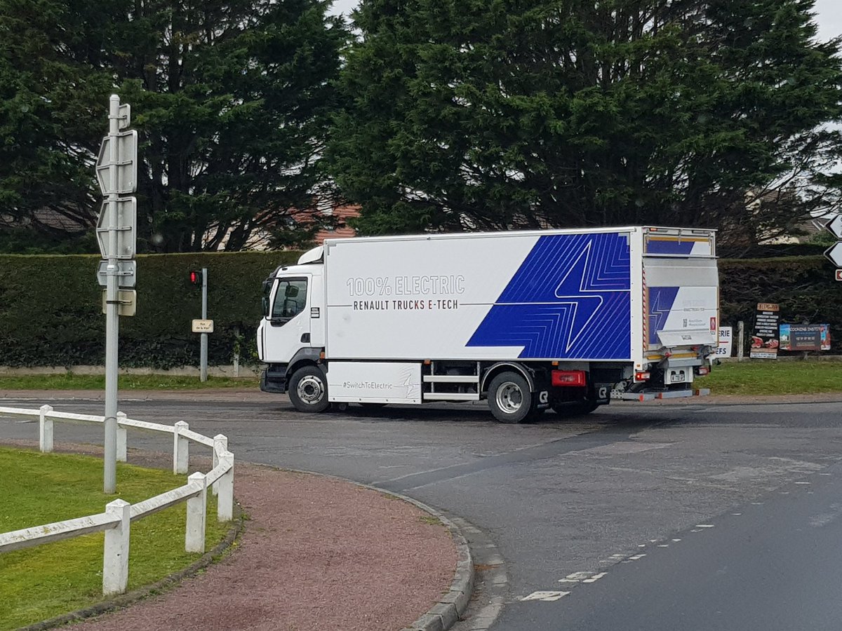 LodeVerkinderen's tweet photo. Stil, krachtig, zonder trillingen, een rit met een elektrische Renault truck is een ronduit positieve ervaring.
Nu nog de resterende hinderpalen mbt rijbereik, laden en vooral aankoopprijs oplossen, en dan kan en wil onze sector decarboniseren. https://t.co/JteGTOXKhM