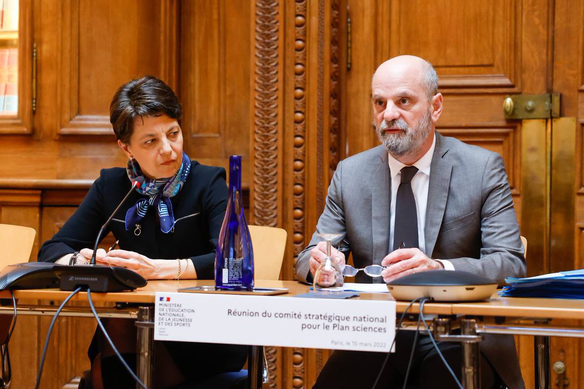 jmblanquer's tweet photo. La science ça commence à l’école primaire!
Par un enseignement explicite et par des expériences.
Réunion du comité stratégique du Plan sciences et technologies ce matin avec tous nos partenaires de l’enseignement supérieur et de la recherche. 
#France2030 https://t.co/K2c9jE8KRf