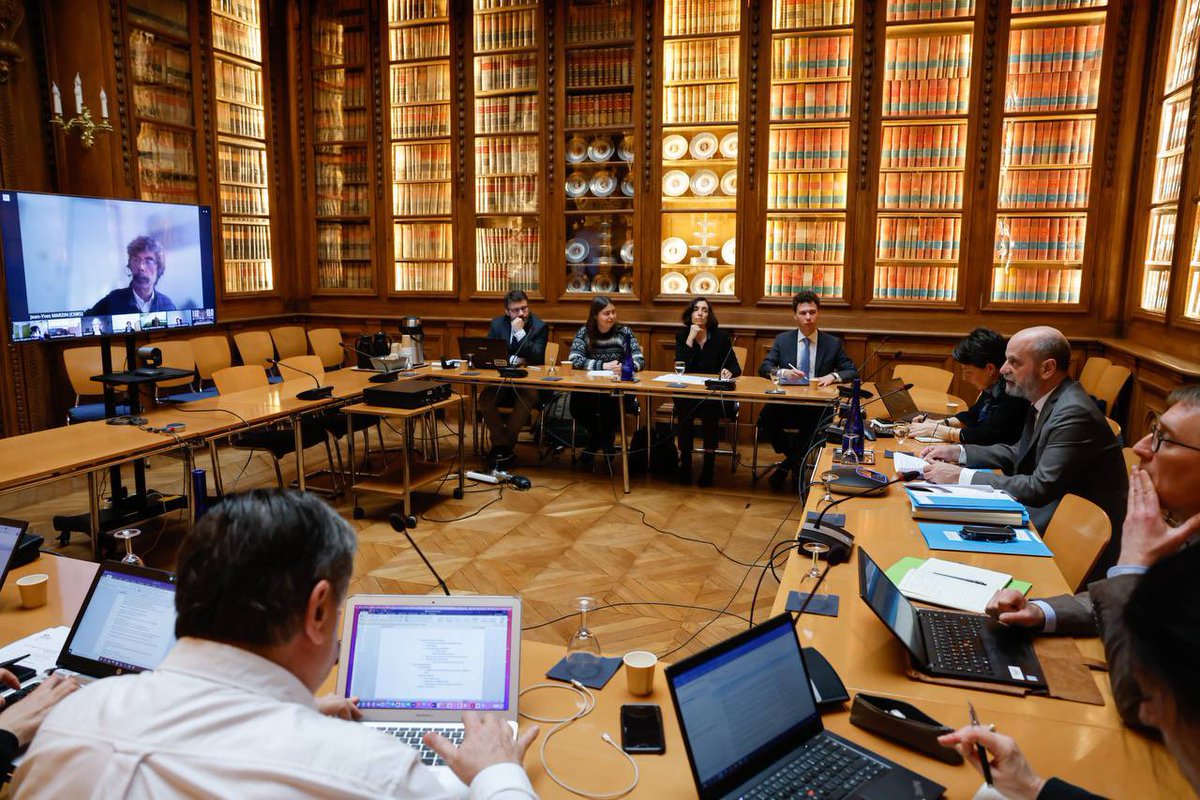 La science ça commence à l’école primaire!
Par un enseignement explicite et par des expériences.
Réunion du comité stratégique du Plan sciences et technologies ce matin avec tous nos partenaires de l’enseignement supérieur et de la recherche. 
#France2030