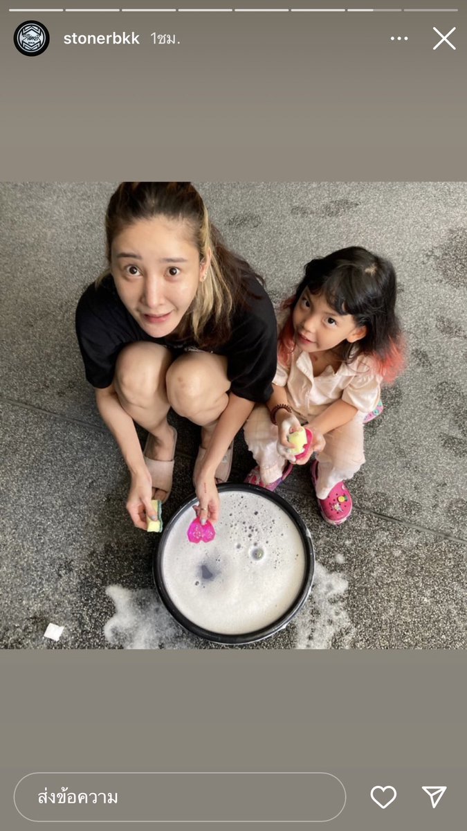 PhrchyaC's tweet photo. เหมือนแม่ลูกแท้ๆเลย #ทวงความยุติธรรมให้แตงโม https://t.co/KPSnD80BmW