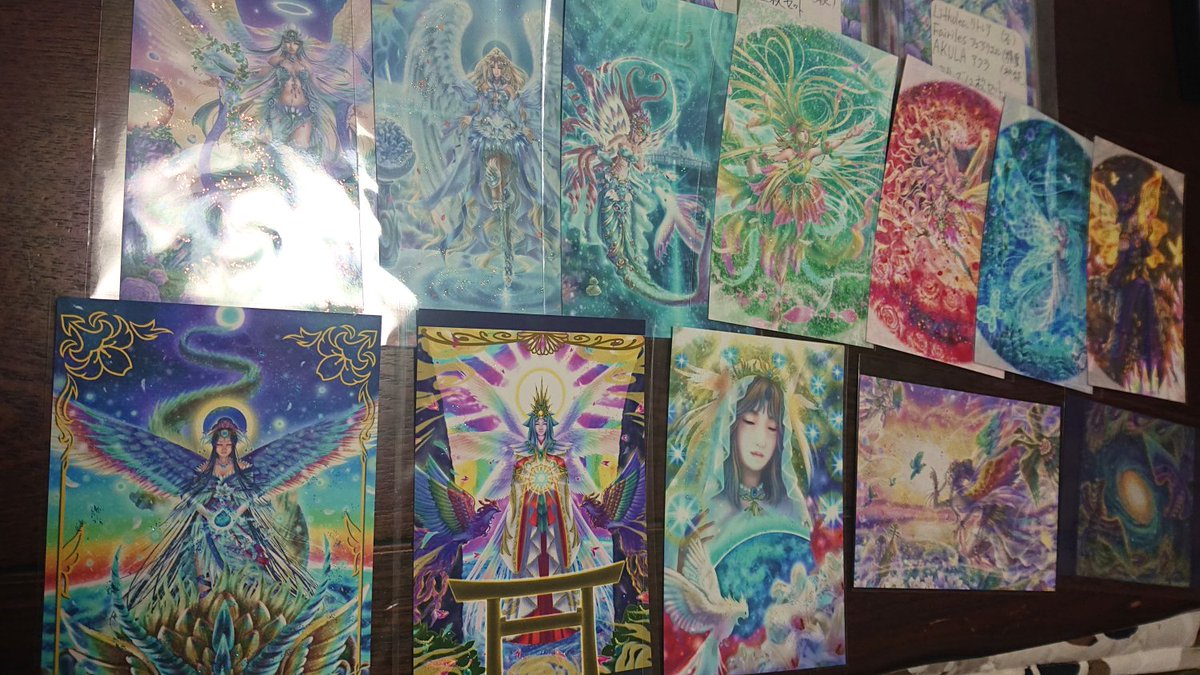 ayaduki's tweet photo. 今回の誕生花は、以前描いた誕生石のシリーズ違いで、花は「Fairiles(フェアリエル)」石は「Litholea(リトレア)」と分けて制作しています。神様は「AKULA(アクラ)」すべて造語🌟
(写真はハガキ)
詳しくはこちら⇒https://t.co/GeumS63kOn
#誕生花 #誕生石 #神様 #精霊 #空想絵画 https://t.co/YzVUMh1EpS