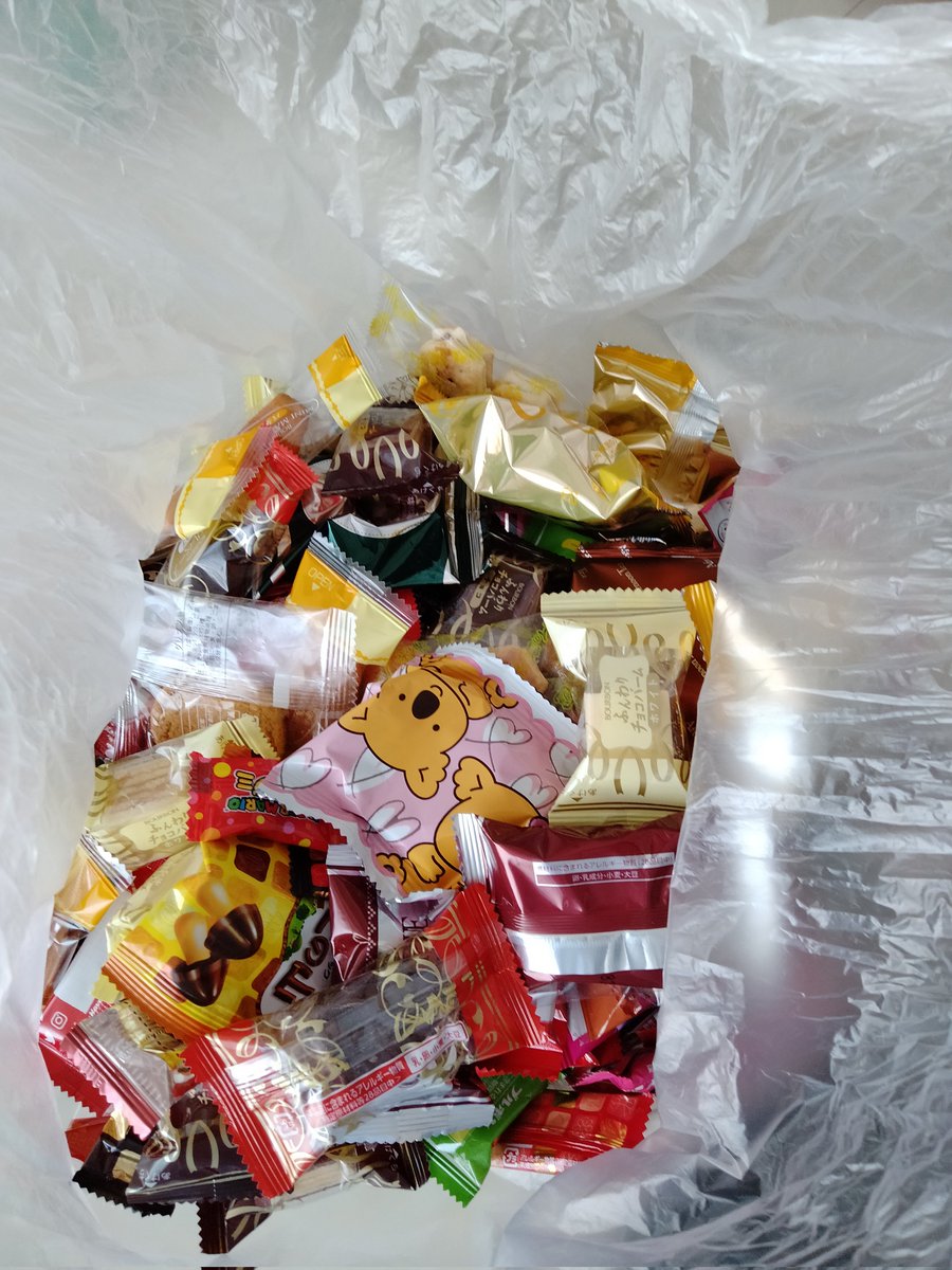 amaterasu_0831's tweet photo. バレンタインのとき板チョコ一枚しかあげてないのに、ぱぴーに貰ったホワイトデーのお返しの量えっぐ https://t.co/umTrz8FLvq