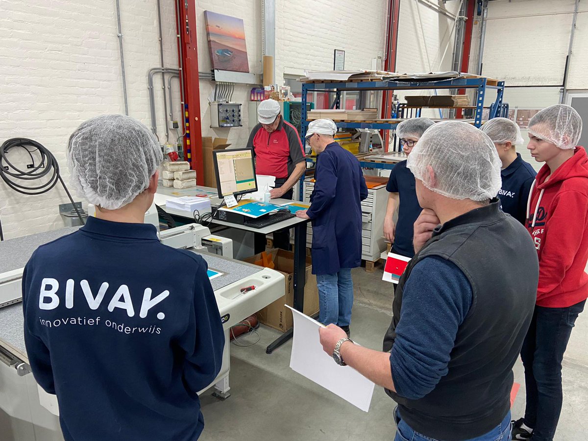 debudelse's tweet photo. Vandaag mochten we deze toppers van "BIVAK" onderwijs onder een kijkje in onze drukkerij geven. De techniek talenten hebben natuurlijk meteen zelf een gepersonaliseerde verpakking gemaakt. 🤩  
#onderwijs #vakmannen #packaging #print
@Gem_Cranendonck https://t.co/z80WpFhZpF