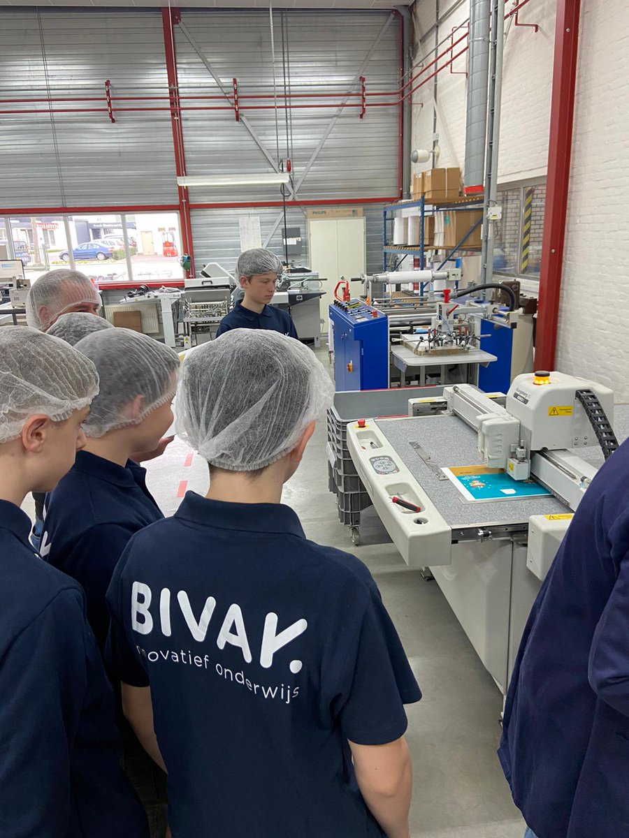 debudelse's tweet photo. Vandaag mochten we deze toppers van "BIVAK" onderwijs onder een kijkje in onze drukkerij geven. De techniek talenten hebben natuurlijk meteen zelf een gepersonaliseerde verpakking gemaakt. 🤩  
#onderwijs #vakmannen #packaging #print
@Gem_Cranendonck https://t.co/z80WpFhZpF