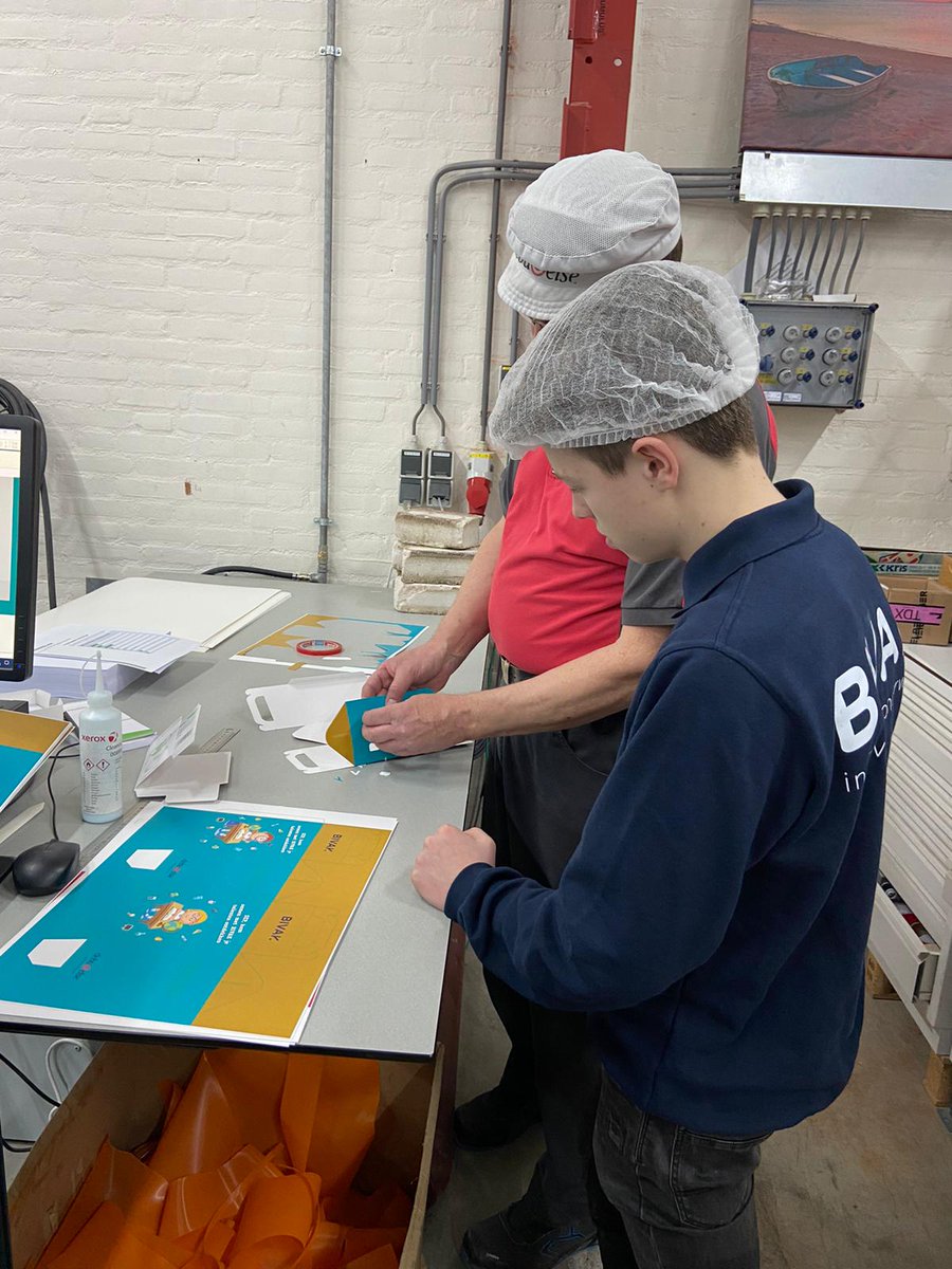 debudelse's tweet photo. Vandaag mochten we deze toppers van "BIVAK" onderwijs onder een kijkje in onze drukkerij geven. De techniek talenten hebben natuurlijk meteen zelf een gepersonaliseerde verpakking gemaakt. 🤩  
#onderwijs #vakmannen #packaging #print
@Gem_Cranendonck https://t.co/z80WpFhZpF