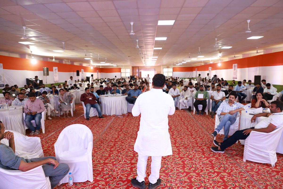srinivasiyc's tweet photo. गांधीनगर में जारी @IYCGujarat के तीन दिवसीय प्रशिक्षण शिविर 'बुनियादी' के अंतिम दिन IYC प्रभारी श्री @Allavaru जी, IYC GS श्री @sitaramlamba जी एवं गुजरात प्रदेश कांग्रेस के वरिष्ठ नेताओं की मौजूदगी में युवा पदाधिकारियों से संवाद कर आगमी विधानसभा चुनावों के मद्देनजर चर्चा की.. https://t.co/DzYOInyaB5