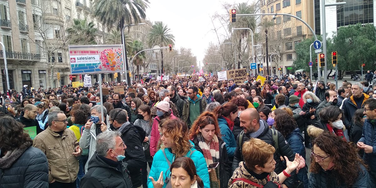 Salesians_SVH's tweet photo. Avui alguns professors i professores i personal PAS de @Salesians_SVH s'han mobilitzat, no per 5 dies de vacances, sinó per una suma de despropòsits acumulats de fa ja massa temps. #PROU

Algú no està fent bé la seva feina i no són les escoles.
#vagaensenyament #vagadocent https://t.co/2tMHVXk6Tf