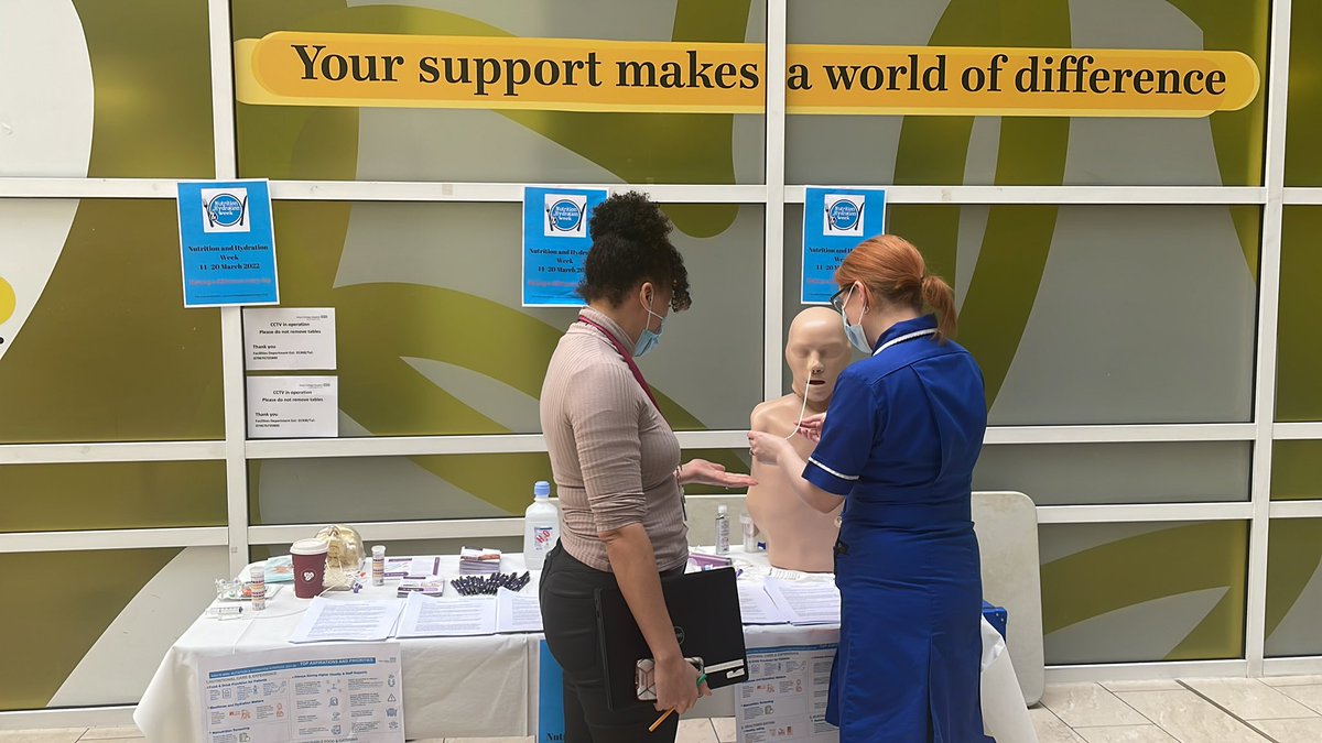 Katiewalker72's tweet photo. Tracey, our nutrition nurse, educating on artificial feeding #NutritionAndHydrationWeek @KingsCollegeNHS https://t.co/KhZFviRYFW