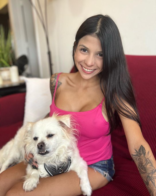 Definitely guilty of using Hudson 🐶 to win over ❤️❤️ of beautiful women like @Pop4Sadie  #chickmagnet<a href="/tag/chickmagnet"class="tags"><span>#chickmagnet</span></a>