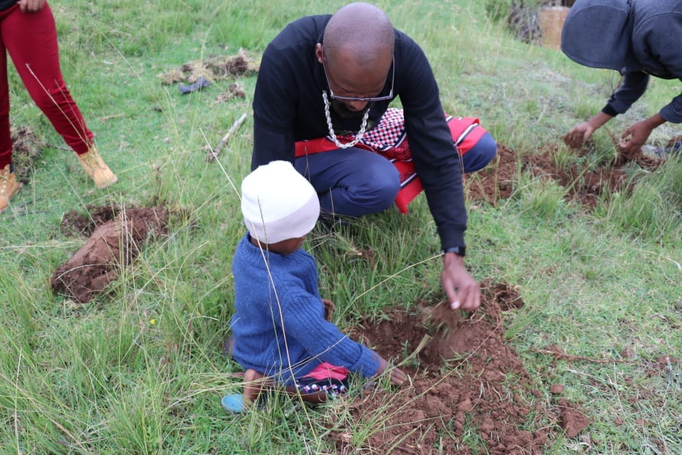 GemInstLS's tweet photo. We continue to be part of a growing community pursuing
 #girlsintech
#greentech #robotics #3Dprinting 
#greeninglesotho
#10ktrees
Thank you @limomonane for entrusting us a partner. 
On the road across the country https://t.co/xuxI3nWCc0