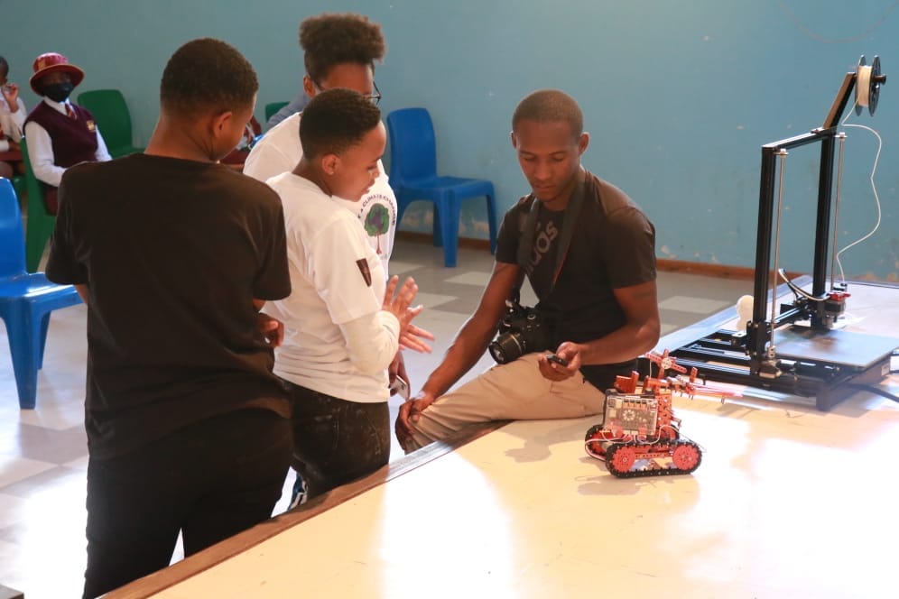 GemInstLS's tweet photo. We continue to be part of a growing community pursuing
 #girlsintech
#greentech #robotics #3Dprinting 
#greeninglesotho
#10ktrees
Thank you @limomonane for entrusting us a partner. 
On the road across the country https://t.co/xuxI3nWCc0