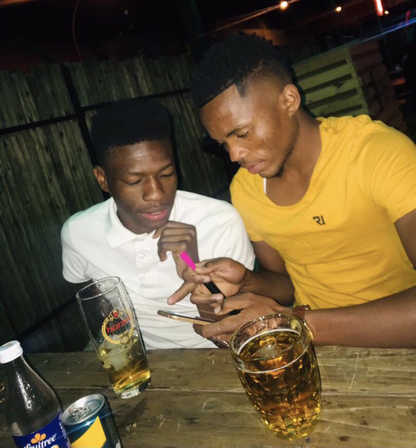 Kizz__samuels's tweet photo. HER: Don���t show my nudes 
NTIX: Owk!
Oso NTIX: Simix fesha oMORTA ndiku veise 
😂 https://t.co/g7W4aLq9S3