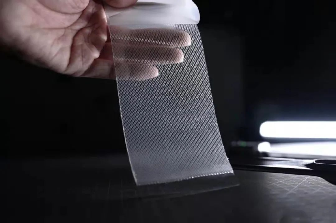 OpticsValleyCN's tweet photo. Imagine your phoneπ± can "cool down" by itself?!π€
A team from @WHUni_Official has worked with @oppo to develop a phone case that can reduceπ the phone's temperature.
Using the Glacier Mat material, the case can cut the temperature by 2-3β via water evaporation.π€ #OVCtech https://t.co/Q1iXXQ2sLA