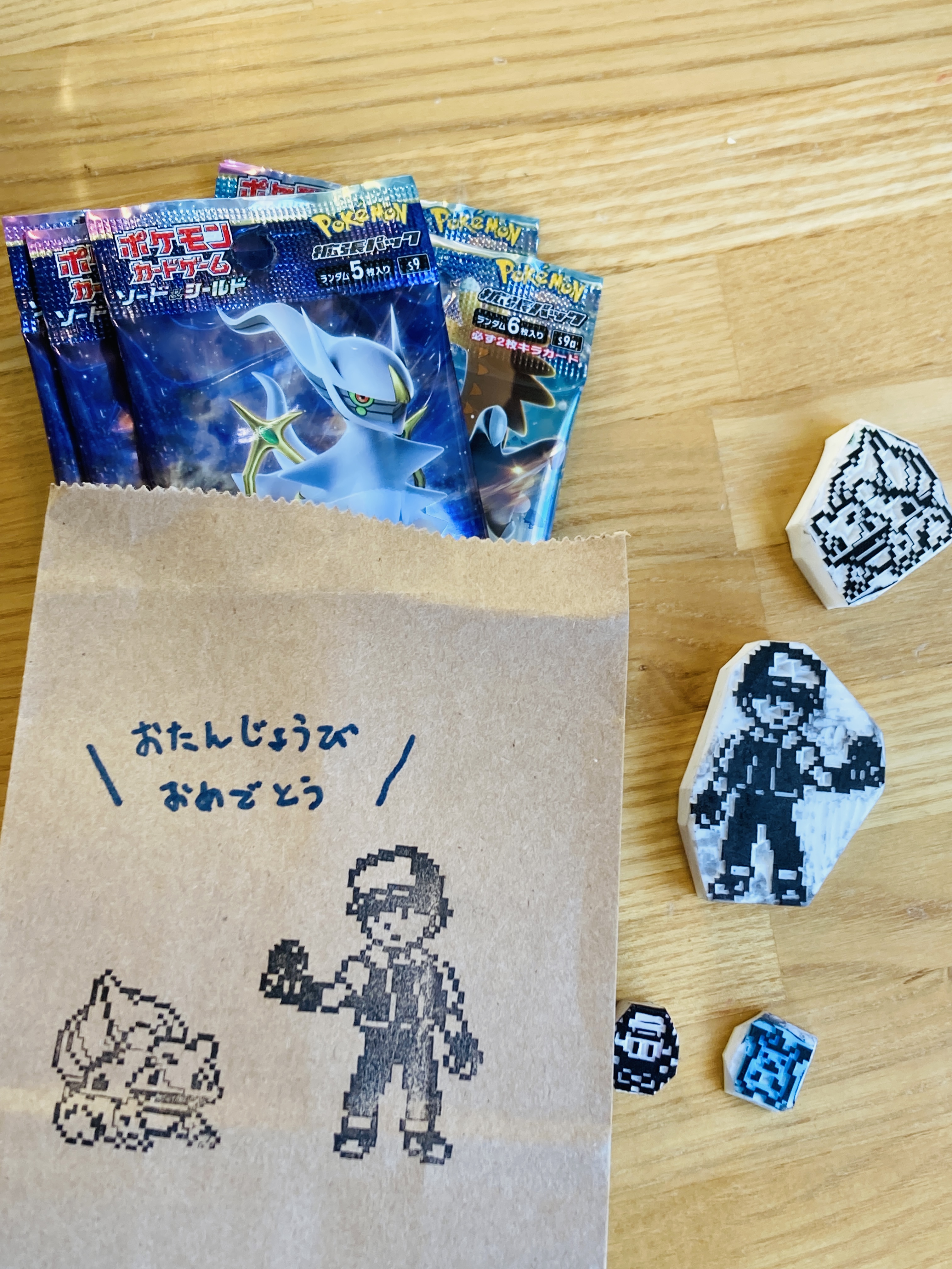 おもてびと 今日はポケモンが大好きな 小学一年息子の誕生日だ 7歳 誕生日プレゼントのおまけポケカ T Co Sghfzo2auq Twitter